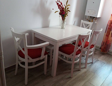 Roxana table with four MD470 chairs and two Nordia stools