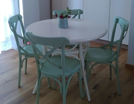 Thonet round table with colored Niv chairs