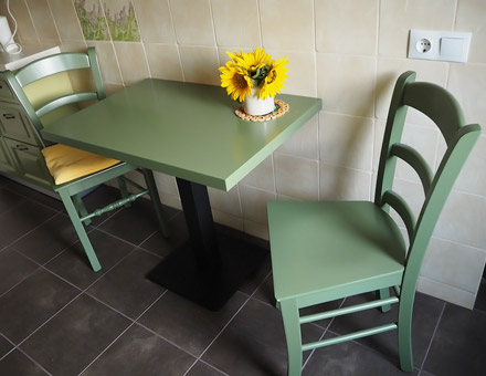 Table with steel leg and two colored MD106 chairs