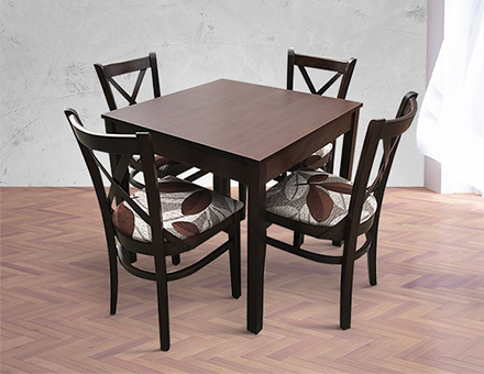 Restaurant table with MD470 chairs