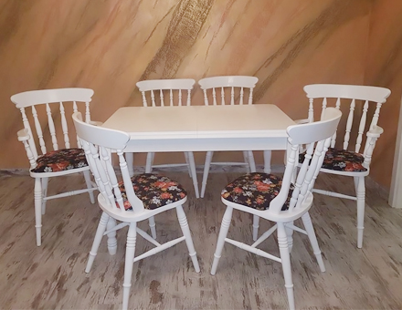 Upholstered Rawy chairs with Country III table