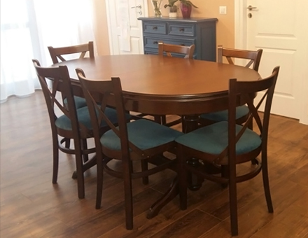 Extendable Europa table with MD470 chairs