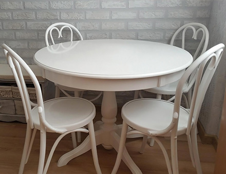 Ghera table with 6018 bentwood chairs