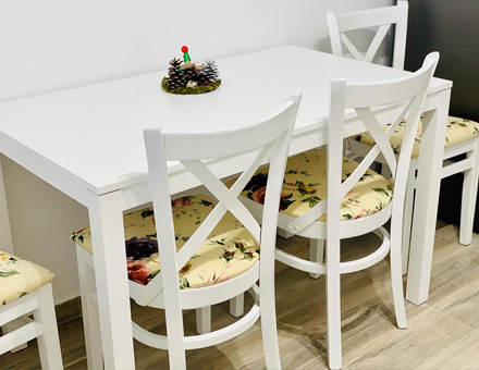 Andreea table with MD470 chairs